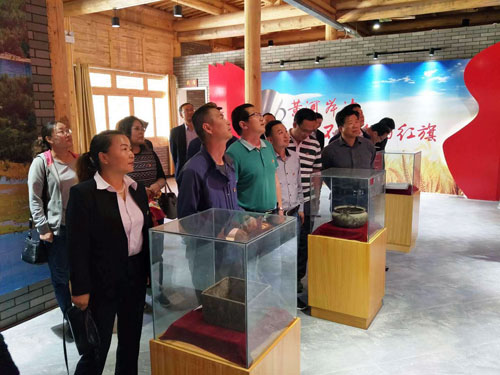 海南州氣象局舉辦主題黨日活動，組織展覽深化學習實踐