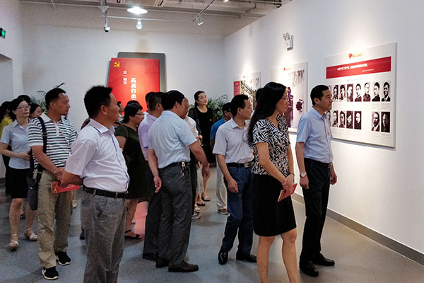 紅旗飄飄映初心，青春筑夢啟新程——學院組織參觀“紅旗飄飄”主題展覽活動側記